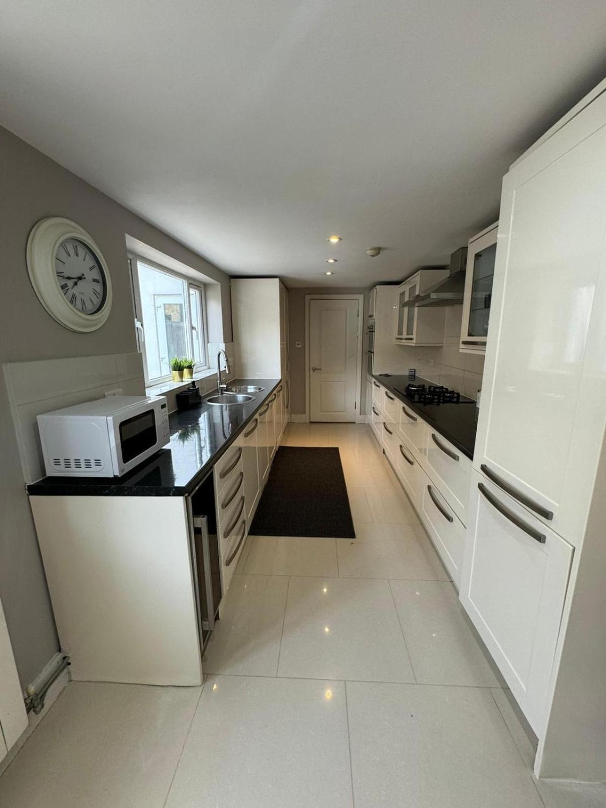 Brentford Guest Rooms Exterior photo
