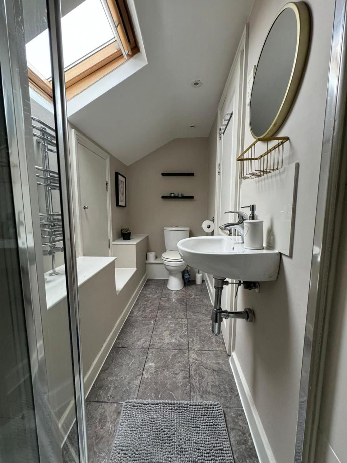 Brentford Guest Rooms Exterior photo