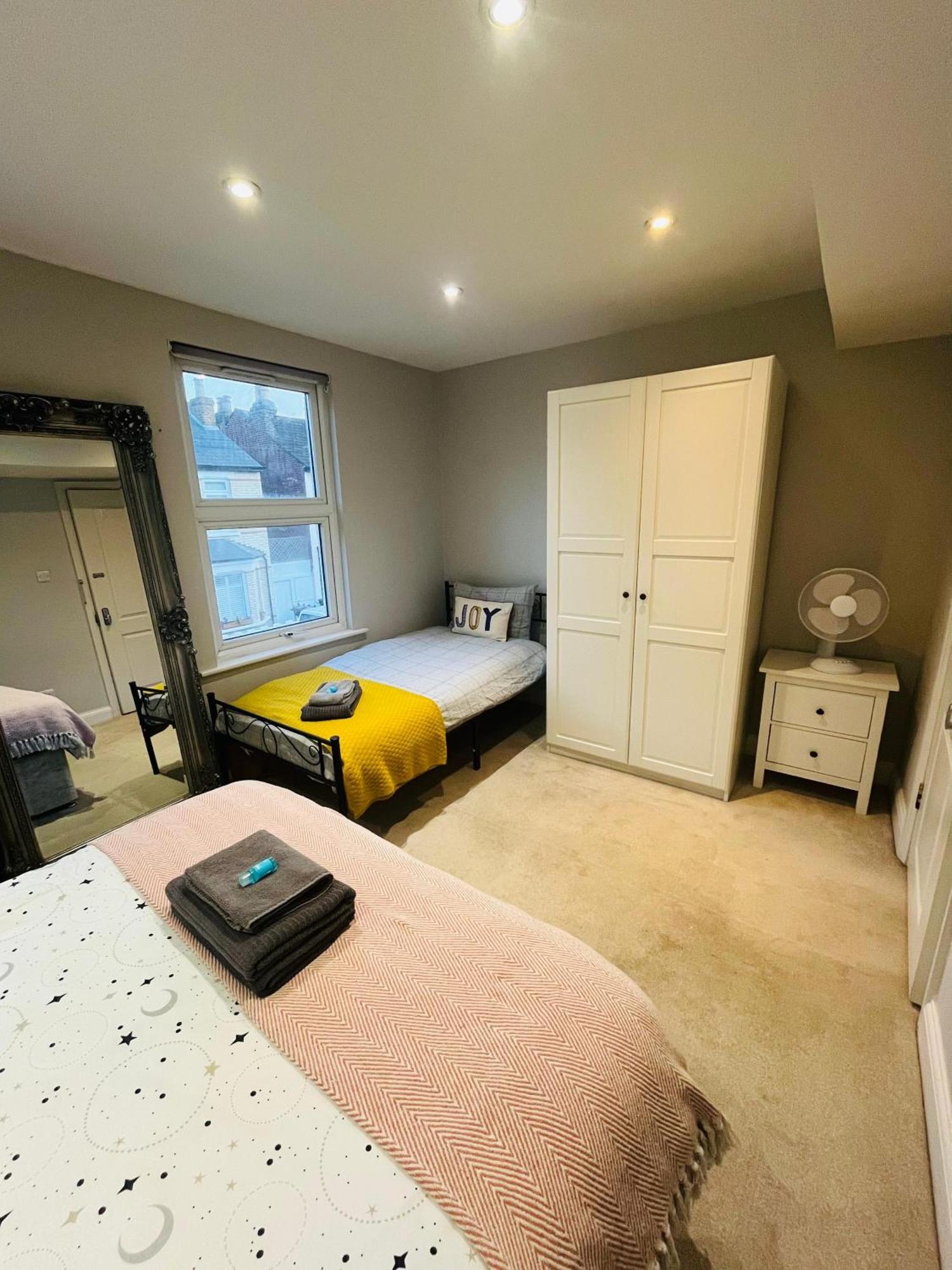 Brentford Guest Rooms Exterior photo