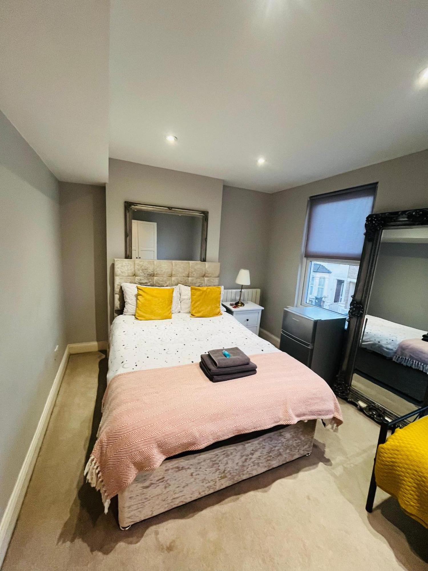 Brentford Guest Rooms Exterior photo