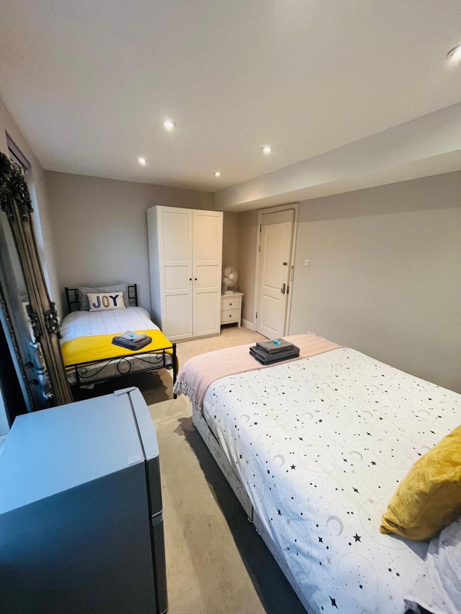 Brentford Guest Rooms Exterior photo